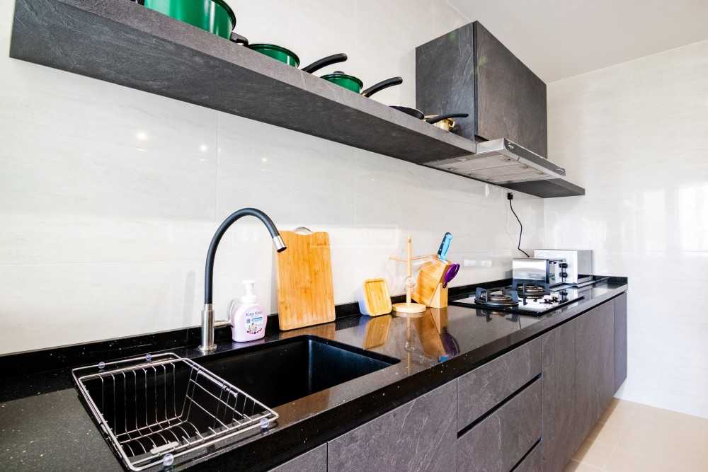 Contemporary Kitchen with Countertop and Homogeneous Tiles