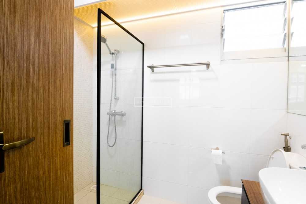 Contemporary Bathroom with Homogeneous Tiles and Shower Screen