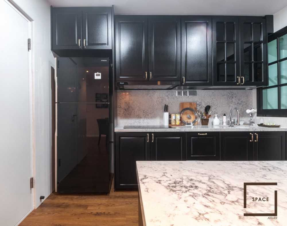 Modern Kitchen with Cupboard and Kitchen Backsplash