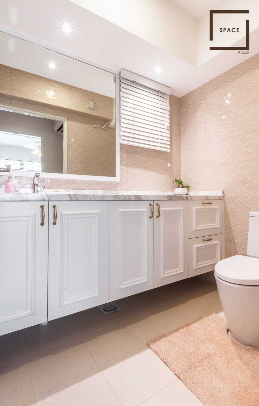 Modern Bathroom with Mirror and Showers