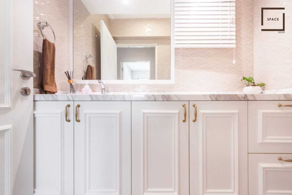 Modern Bathroom with Mirror and Bathroom Mirrors