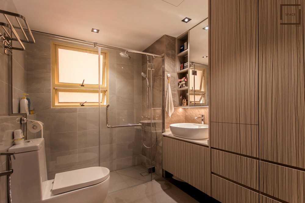 Contemporary Bathroom with Mirror and Rainshower
