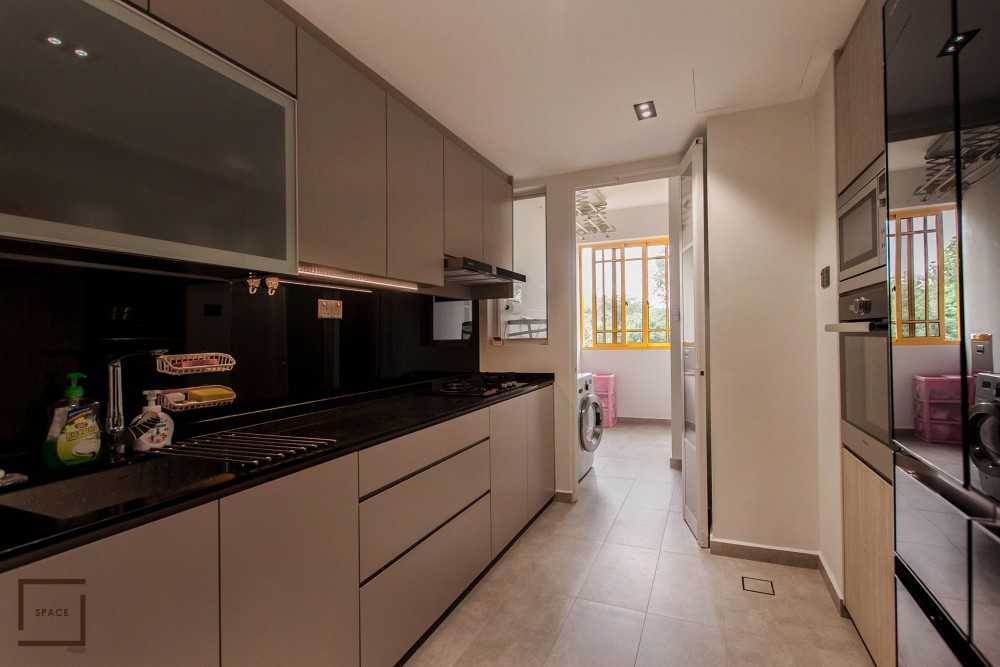 Contemporary Kitchen with Homogeneous Tiles and Dishwasher