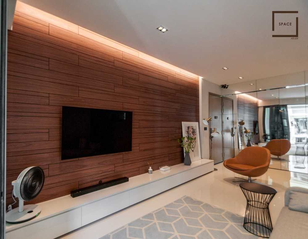 Minimalist Living Room with Homogeneous Tiles and Feature Wall