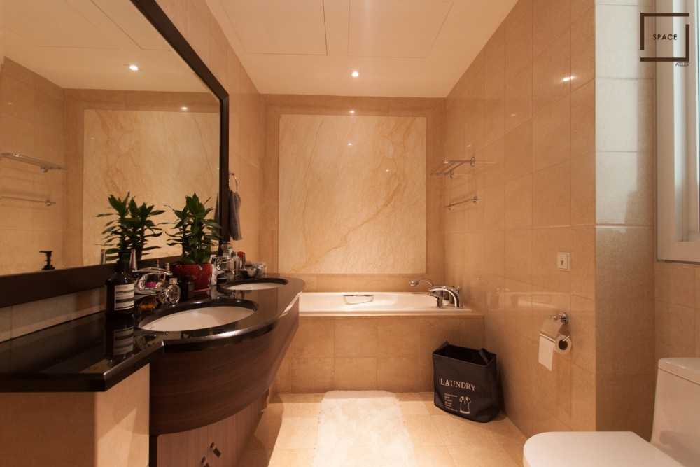 Modern Bathroom with Homogeneous Tiles and Mirror