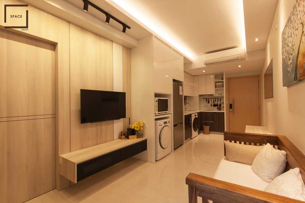 Modern Kitchen with Open Kitchen and Kitchen Accessories