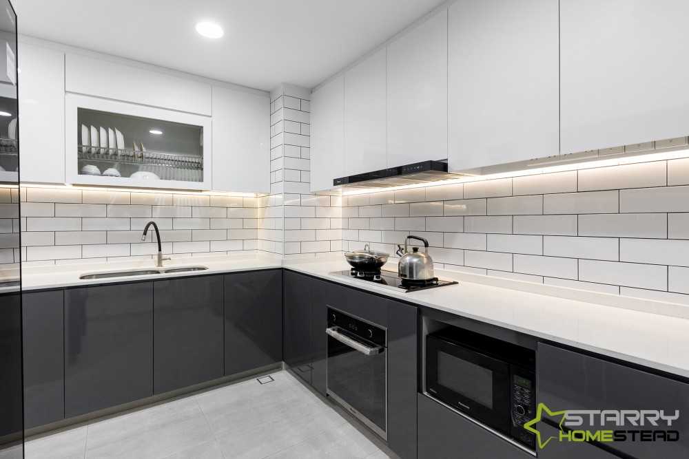 Modern Kitchen with Kitchen Backsplash and Kitchen Cabinets