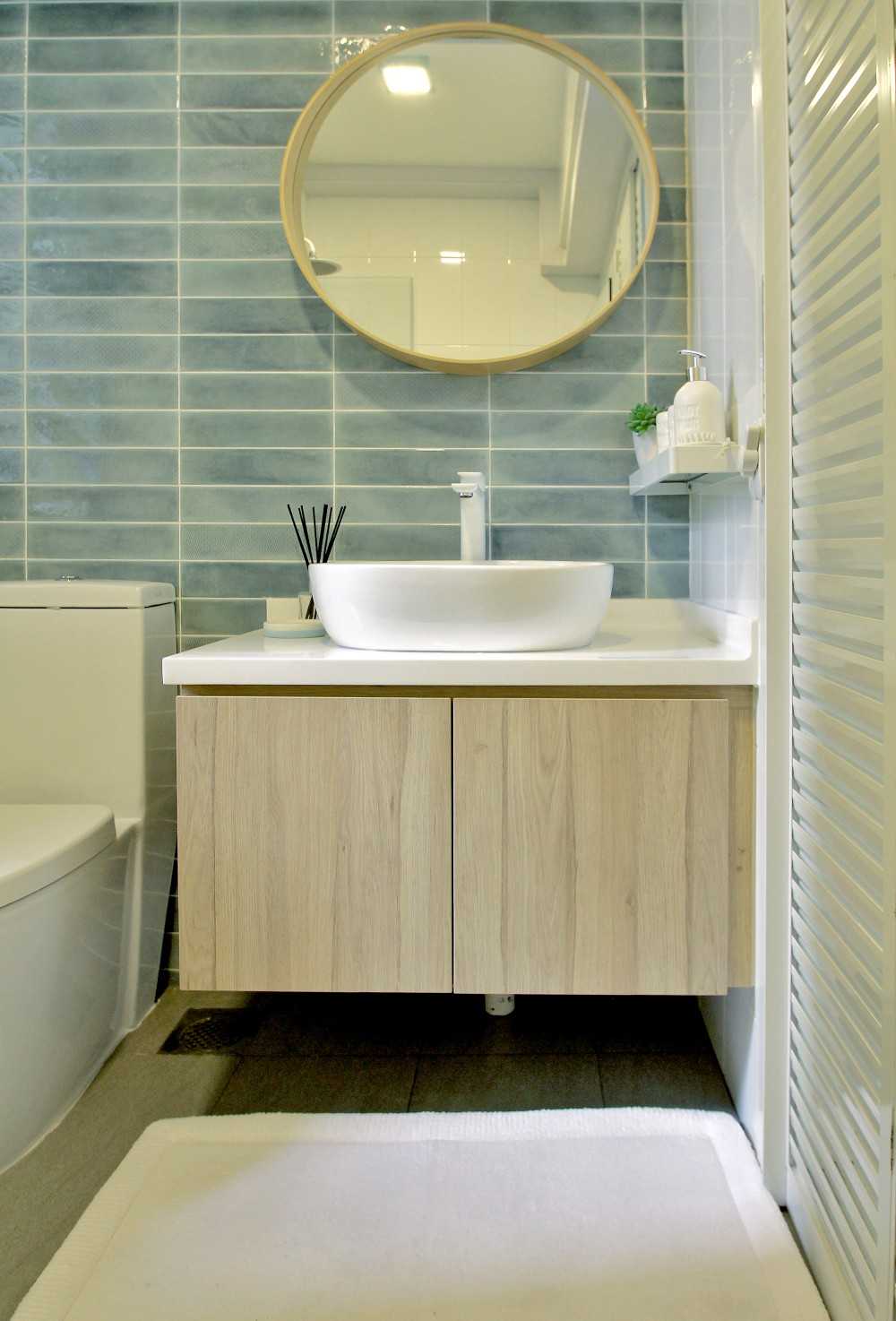 Scandinavian Bathroom with Shower Screen and Rainshower
