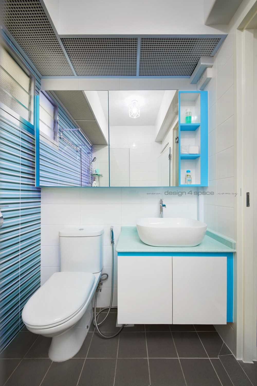Modern Bathroom with Homogeneous Tiles and Parquet Floor