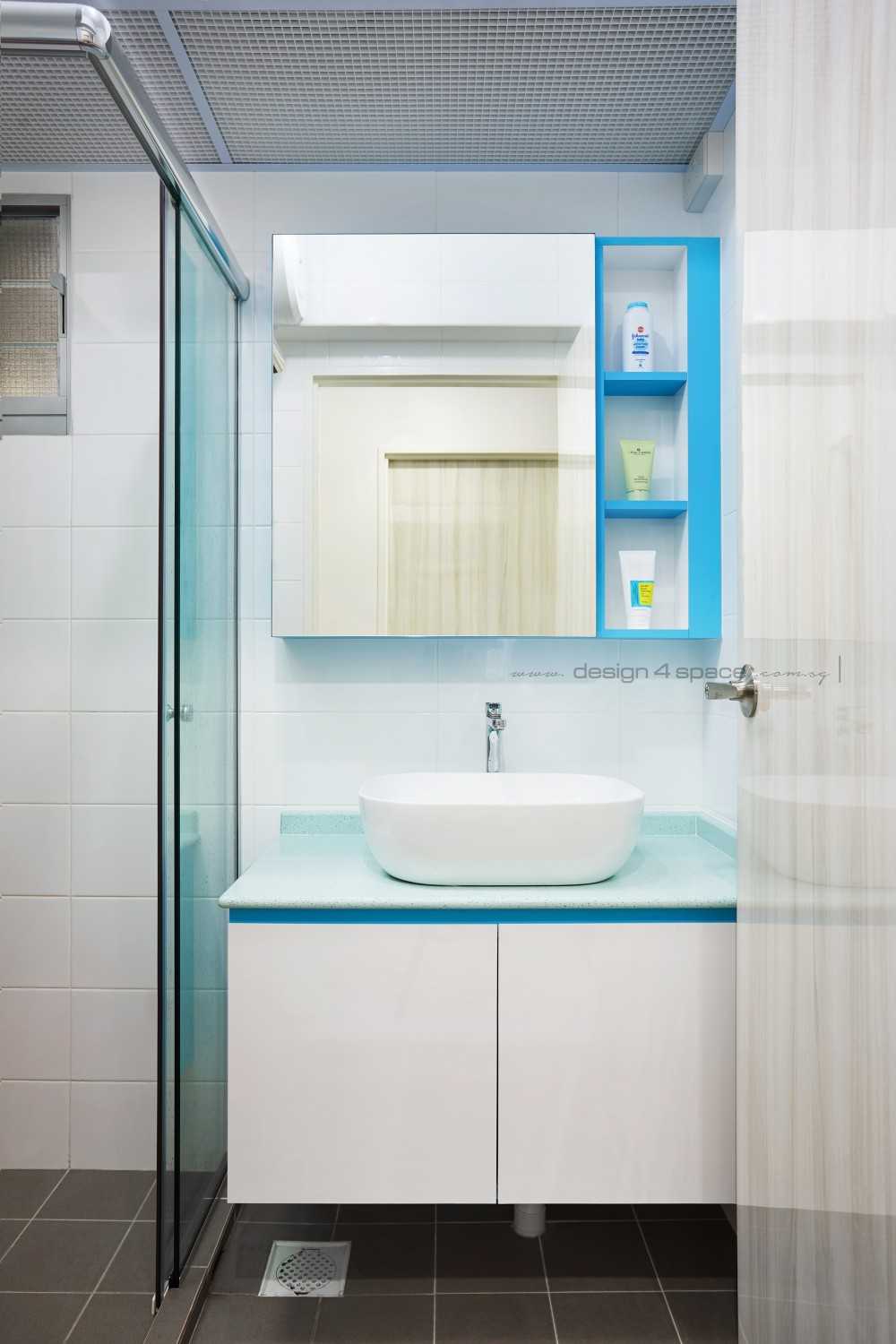 Modern Bathroom with Homogeneous Tiles and Mirror
