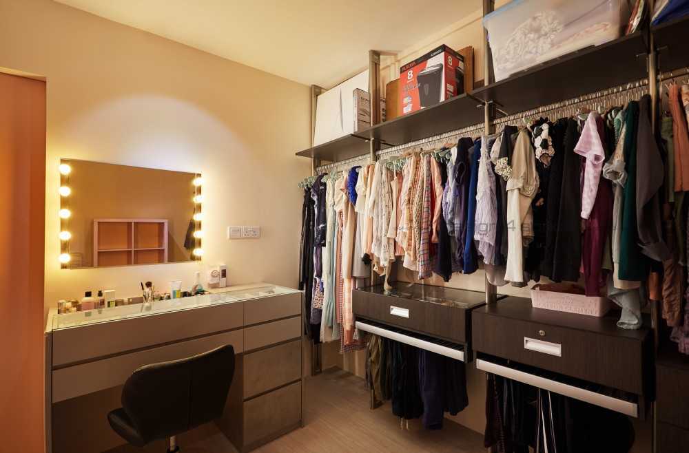 Contemporary Walk-in Wardrobe with Mirror and Wardrobe