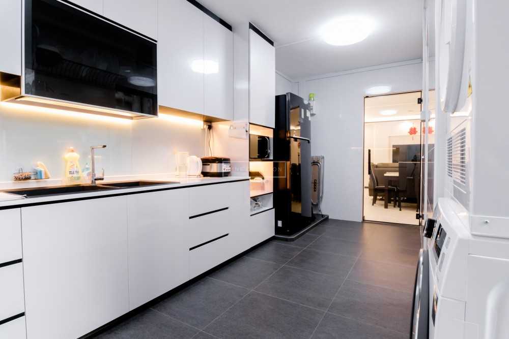 Contemporary Kitchen with Countertop and Homogeneous Tiles