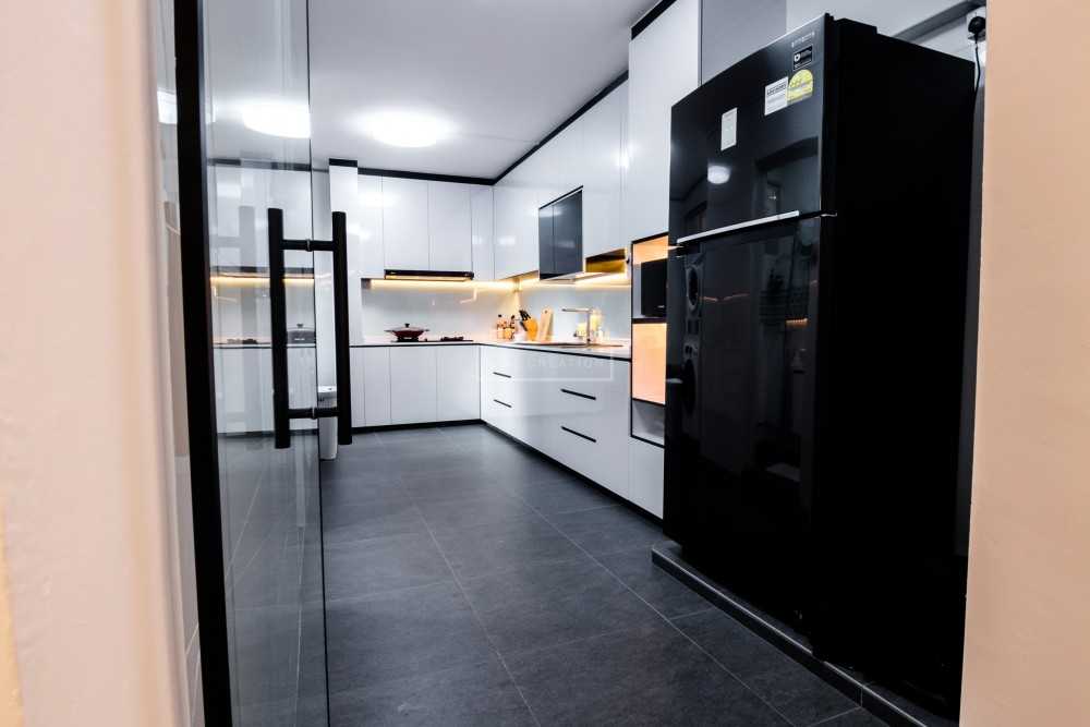 Contemporary Kitchen with Countertop and Kitchen Backsplash
