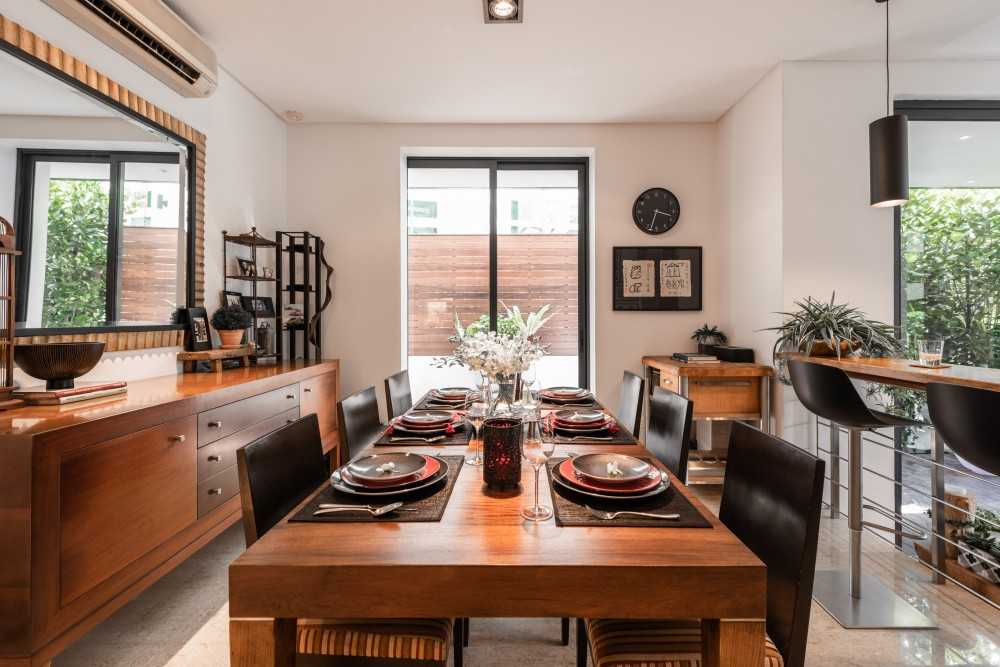 Scandinavian Dining Room with Cove Lighting and Dining Table