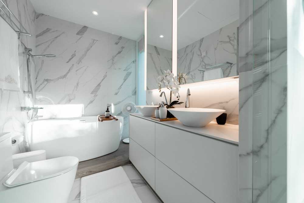 Scandinavian Bathroom with Countertop and Bathtub