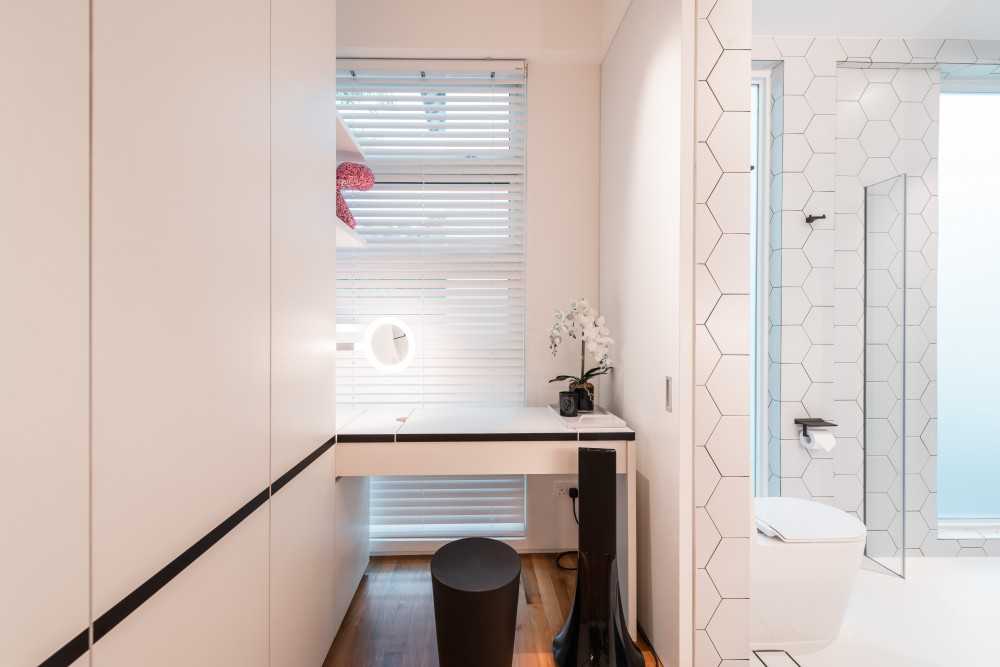 Scandinavian Walk-in Wardrobe with Mirror and Wardrobe