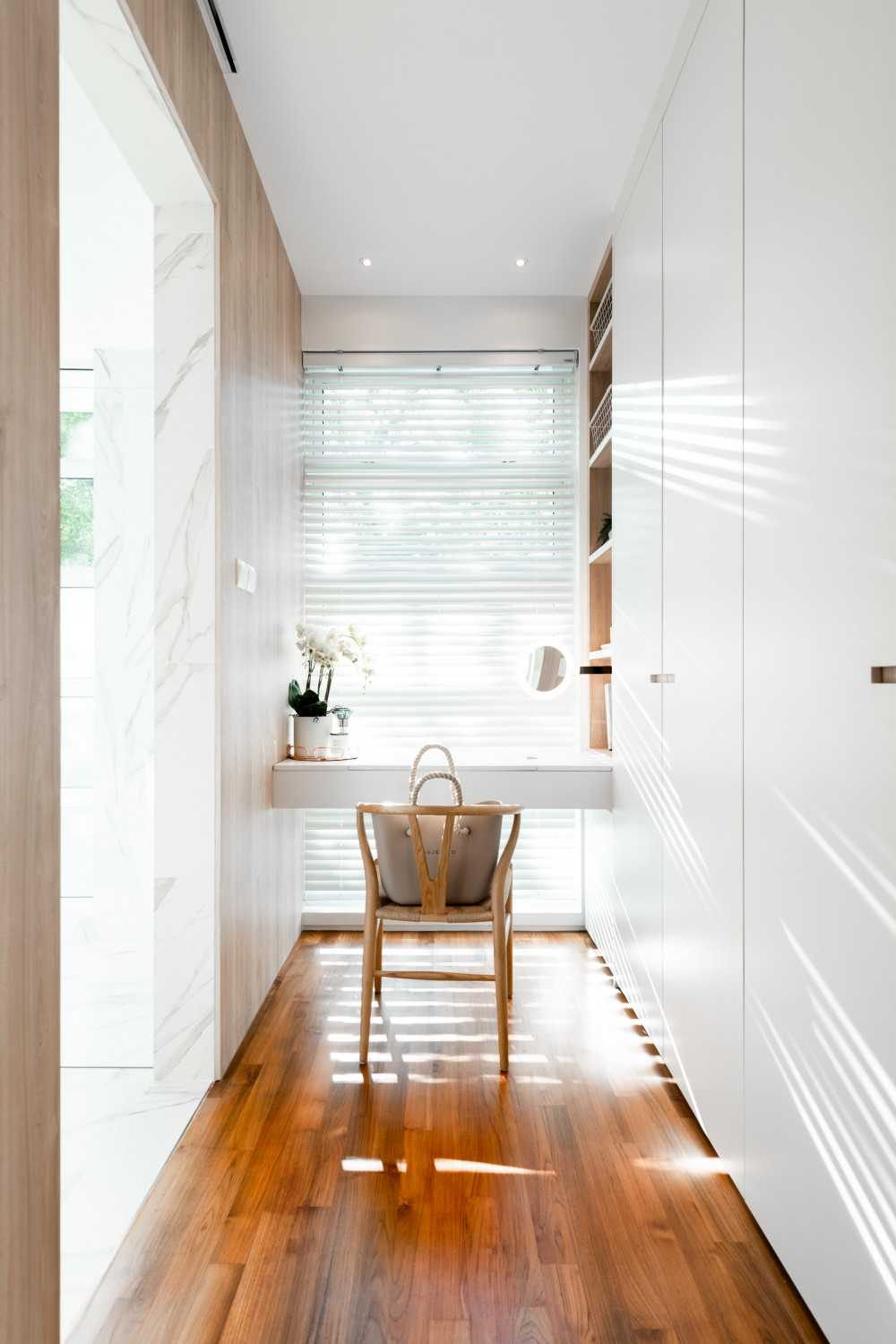 Scandinavian Walk-in Wardrobe with Parquet Floor and Mirror
