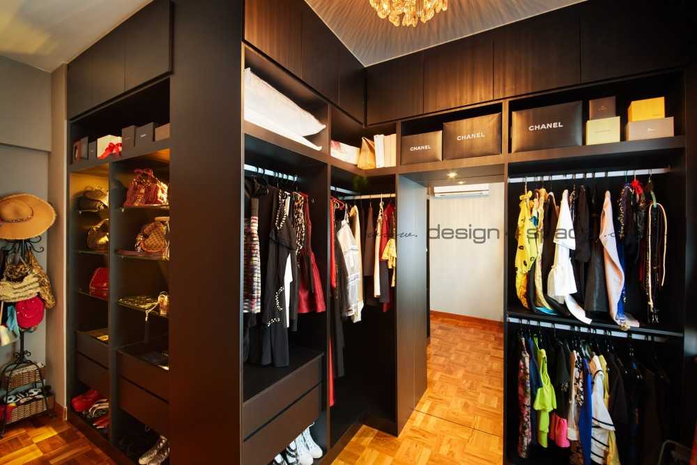 Contemporary Walk-in Wardrobe with Mirror and Wardrobe