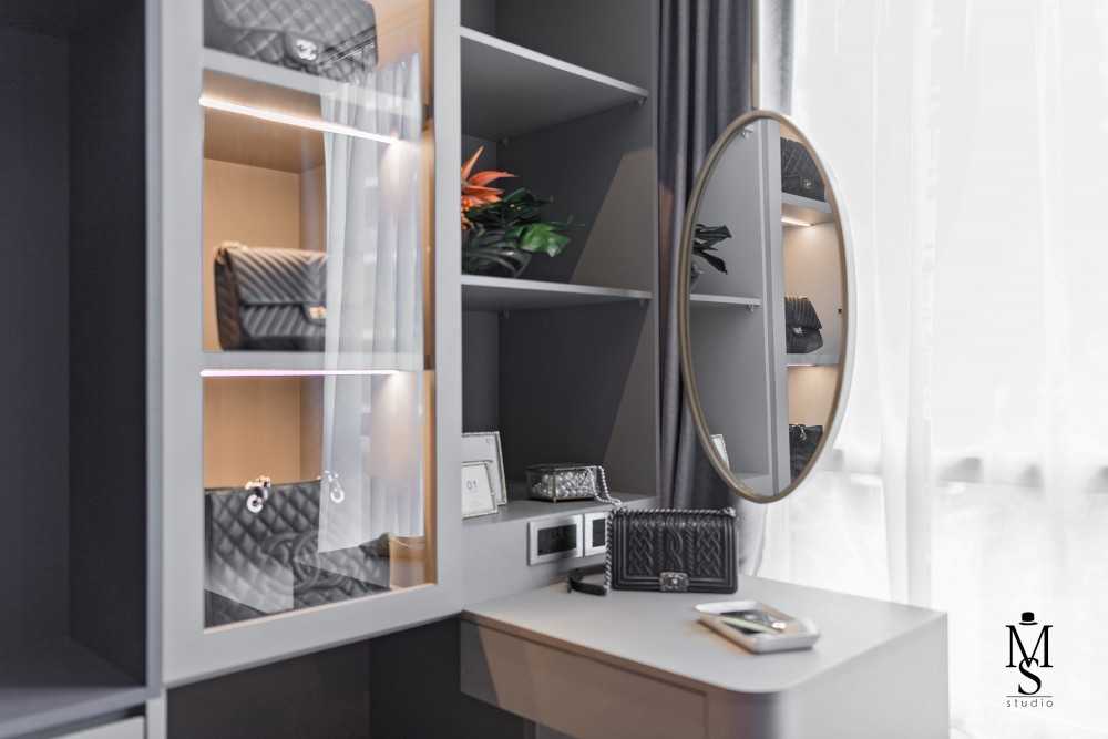 Modern Walk-in Wardrobe with Mirror and Wardrobe
