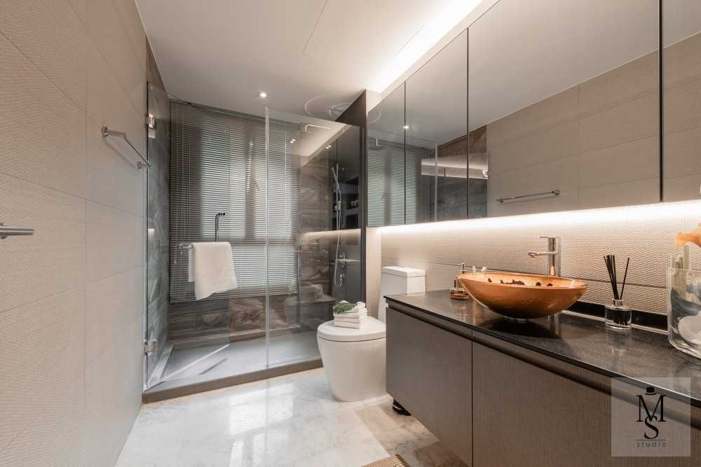 Modern Bathroom with Countertop and Mirror