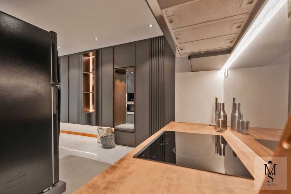 Modern Kitchen with Countertop and Kitchen Island