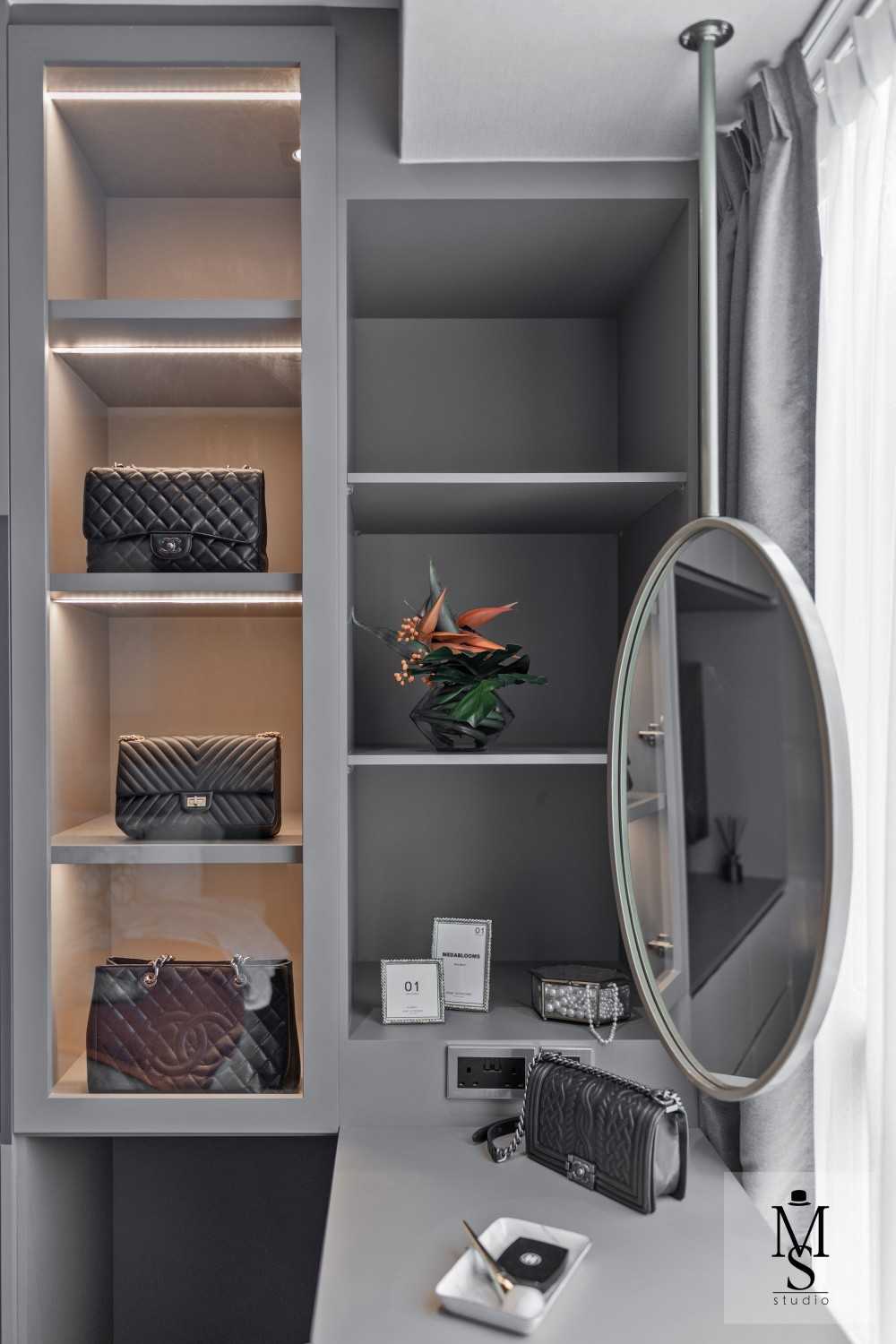 Modern Walk-in Wardrobe with Mirror and Wardrobe