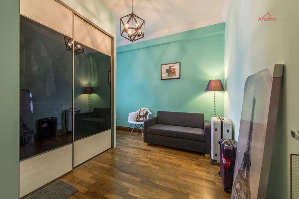Contemporary Walk-in Wardrobe with Mirror and Wardrobe