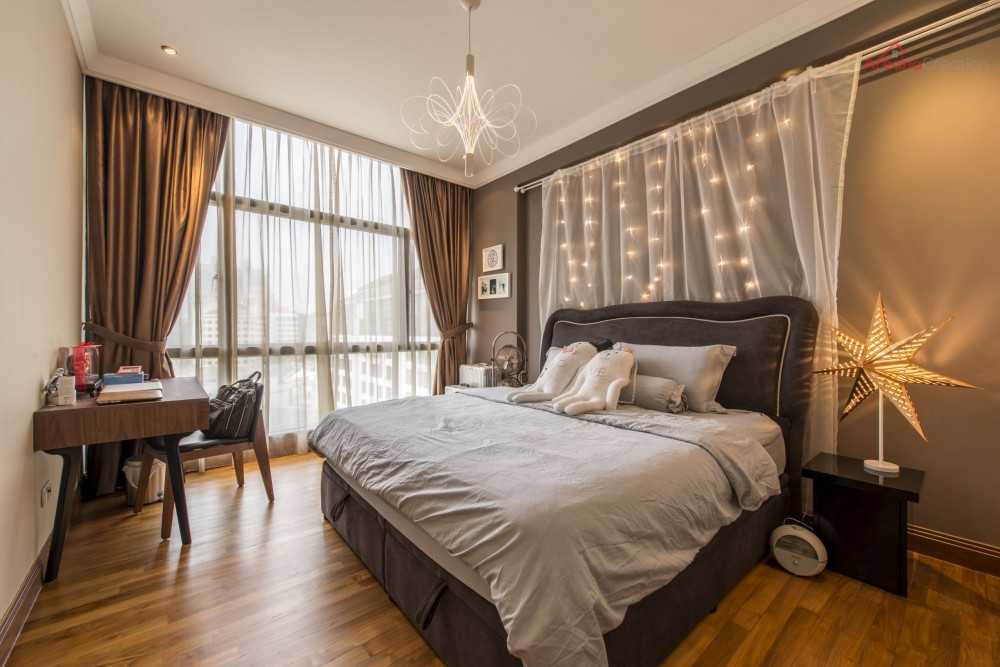 Contemporary Bedroom with Vinyl Flooring and Homogeneous Tiles