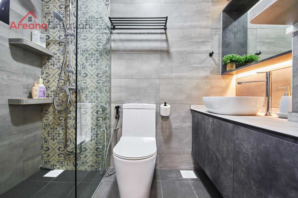 Scandinavian Bathroom with Mirror and Bathtub