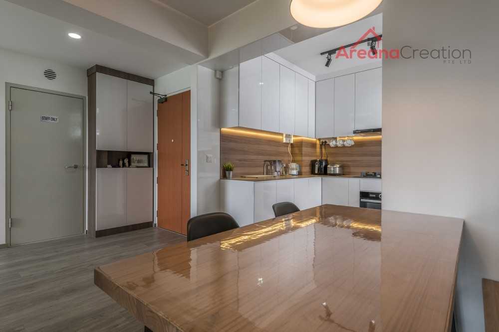 Contemporary Dining Room with Dining Table and Dining Chairs