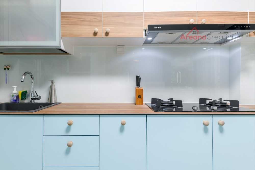 Scandinavian Kitchen with Homogeneous Tiles and Wood Flooring