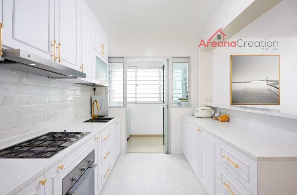Modern Kitchen with Wood Flooring and Kitchen Island