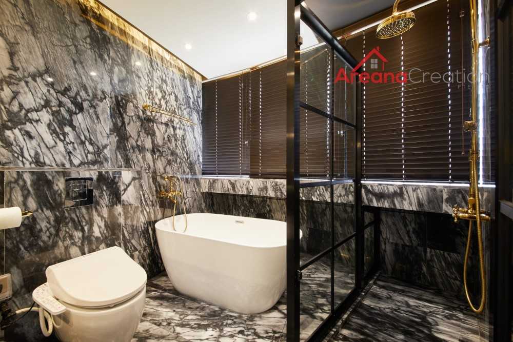Vintage Bathroom with Vinyl Flooring and Homogeneous Tiles