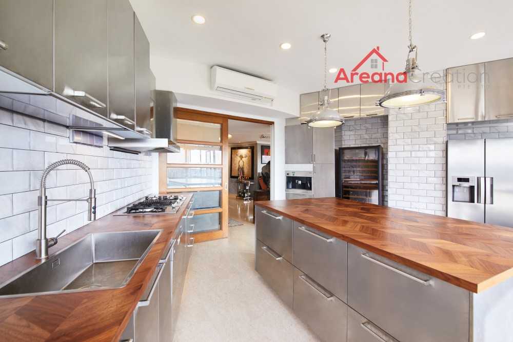 Vintage Kitchen with Homogeneous Tiles and Wood Flooring