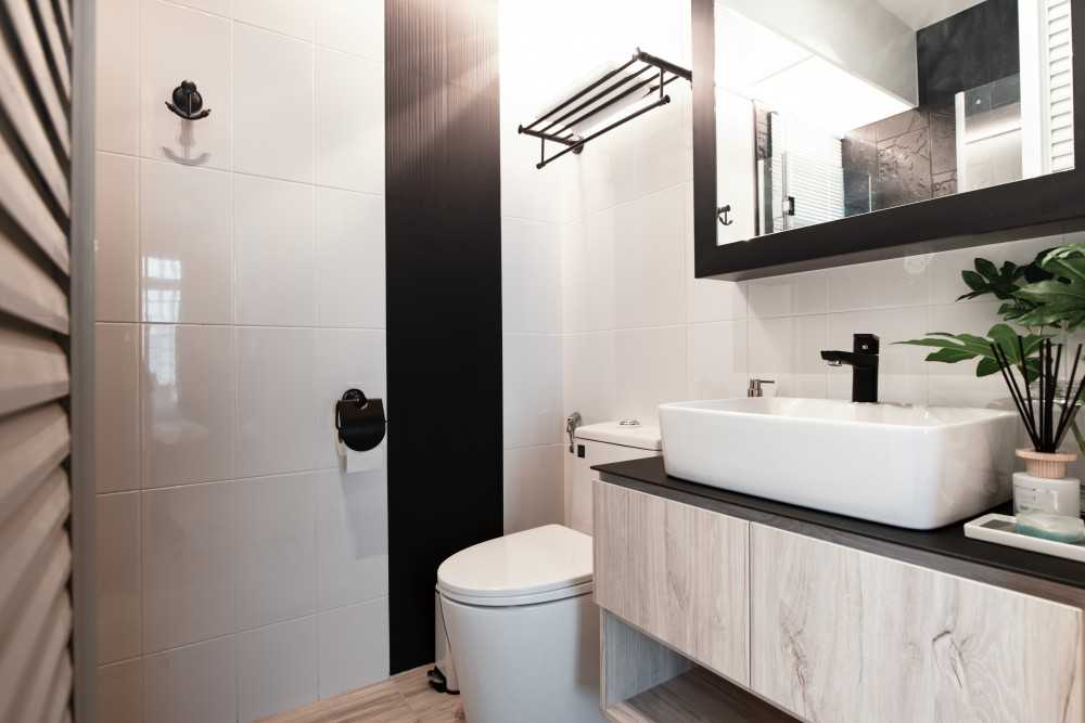 Transitional Bathroom with Countertop and Mirror