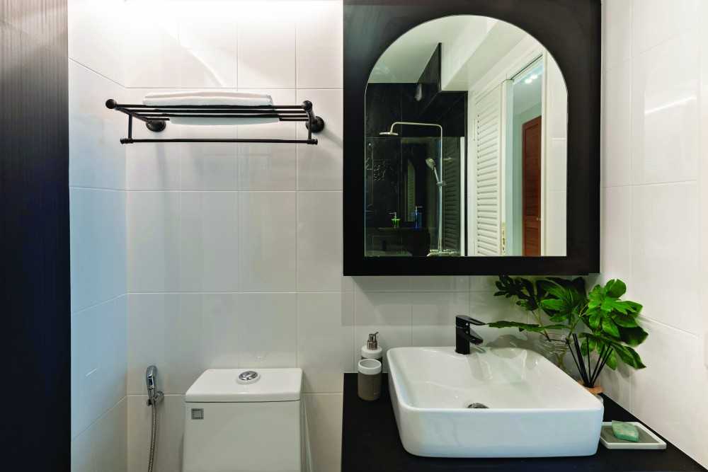 Transitional Bathroom with Mirror and Bathroom Storage