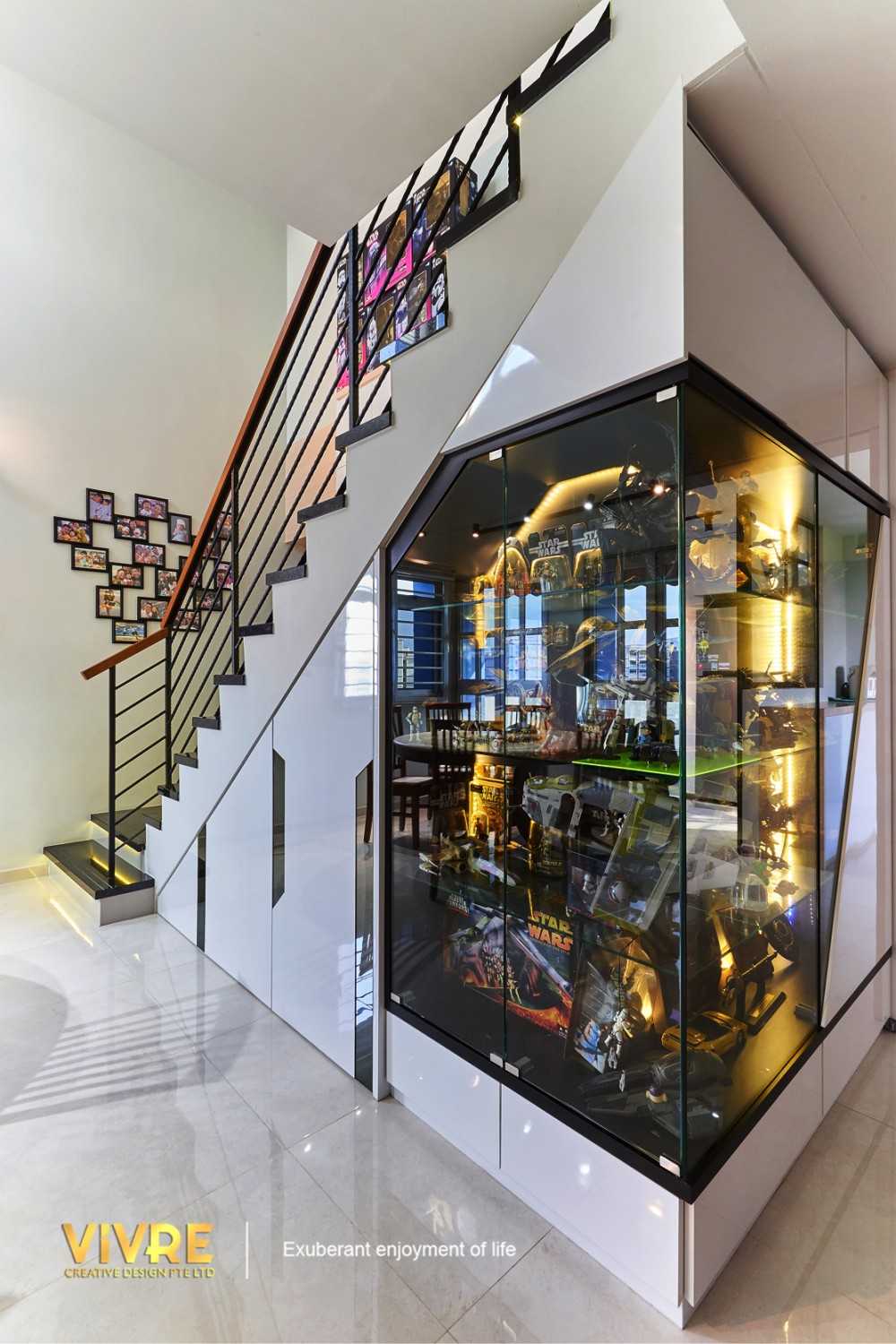 Modern Living Room with Bookshelf and Homogeneous Tiles