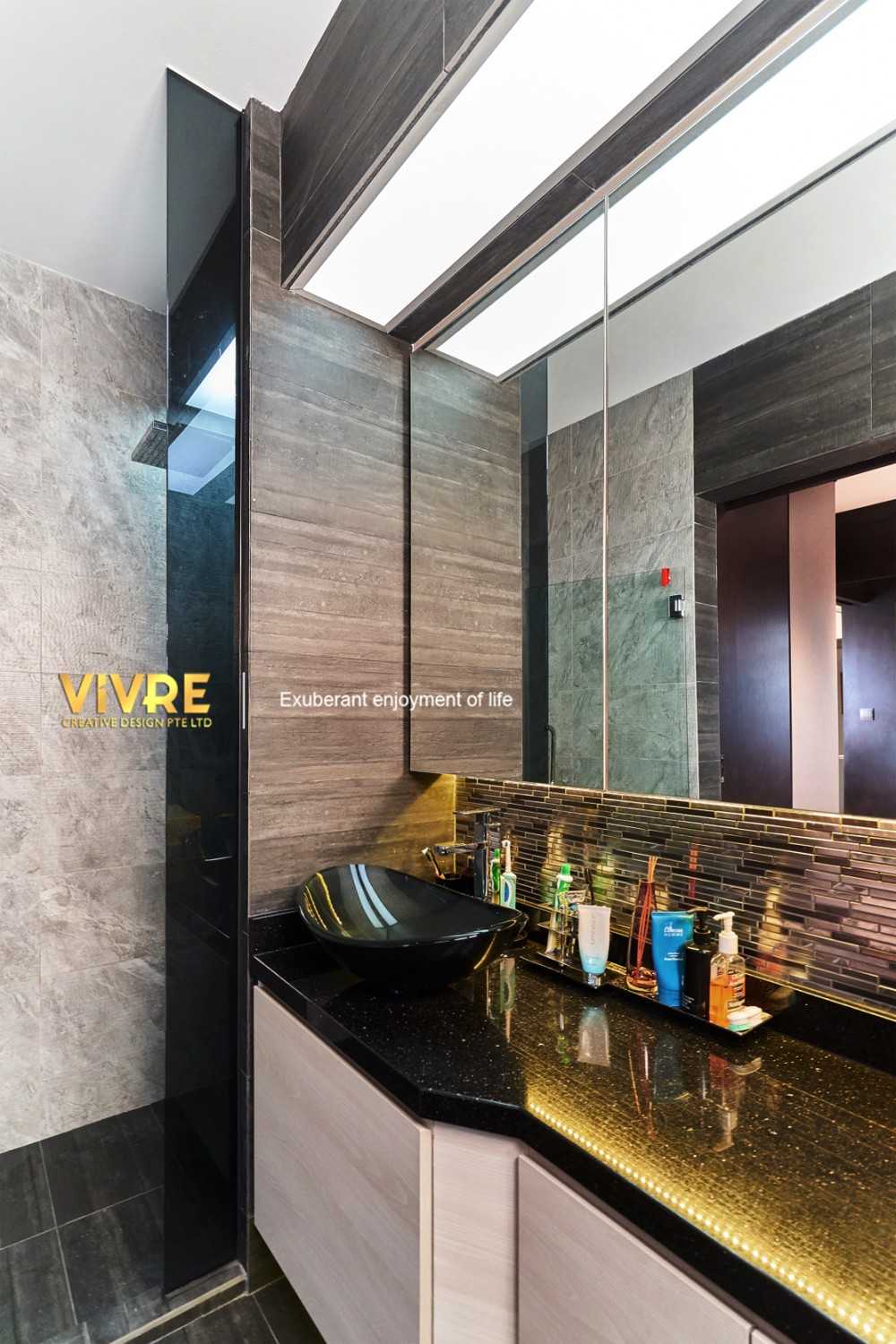 Modern Bathroom with Countertop and Homogeneous Tiles