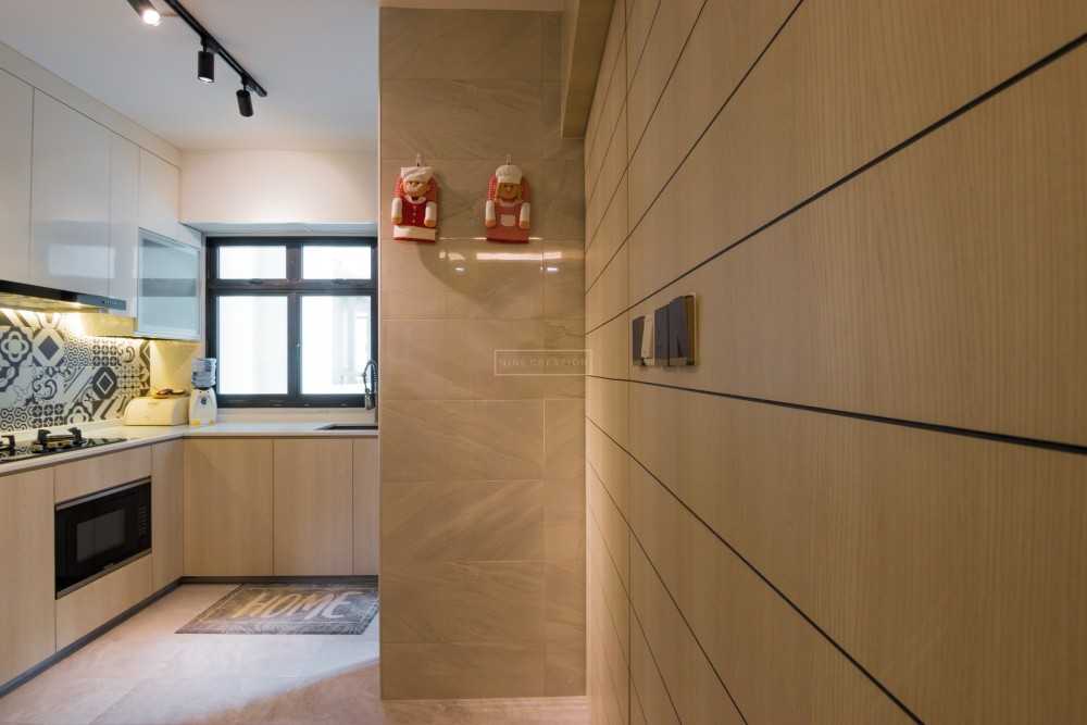 Scandinavian Kitchen with Homogeneous Tiles and Kitchen Backsplash