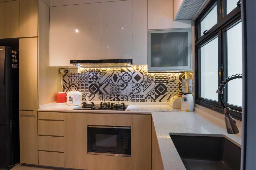 Scandinavian Kitchen with Countertop and Homogeneous Tiles