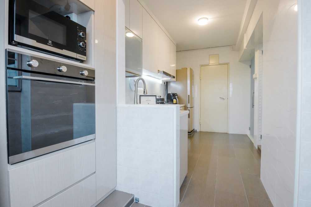 Scandinavian Kitchen with Homogeneous Tiles and Kitchen Backsplash