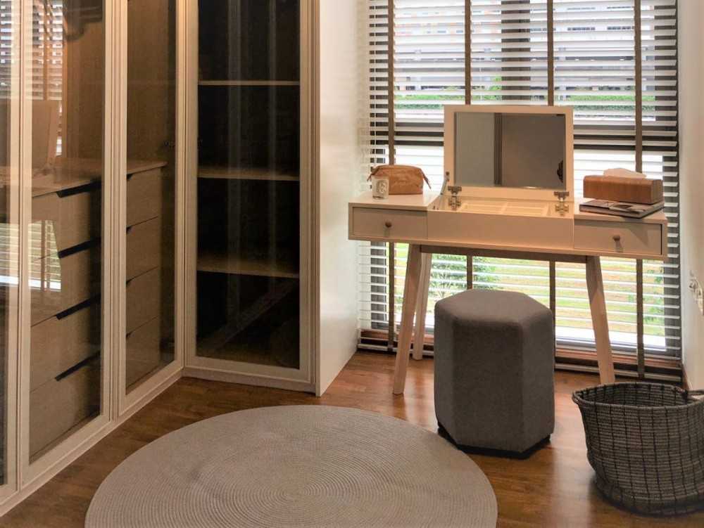 Scandinavian Walk-in Wardrobe with Mirror and Wardrobe