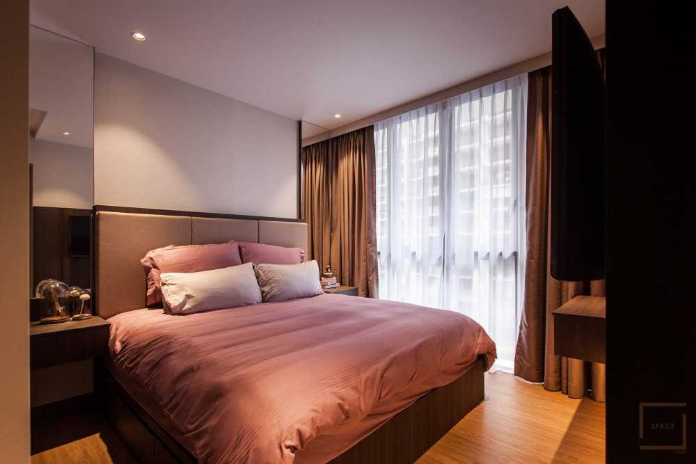 Minimalist Bedroom with Vinyl Flooring and Wardrobe