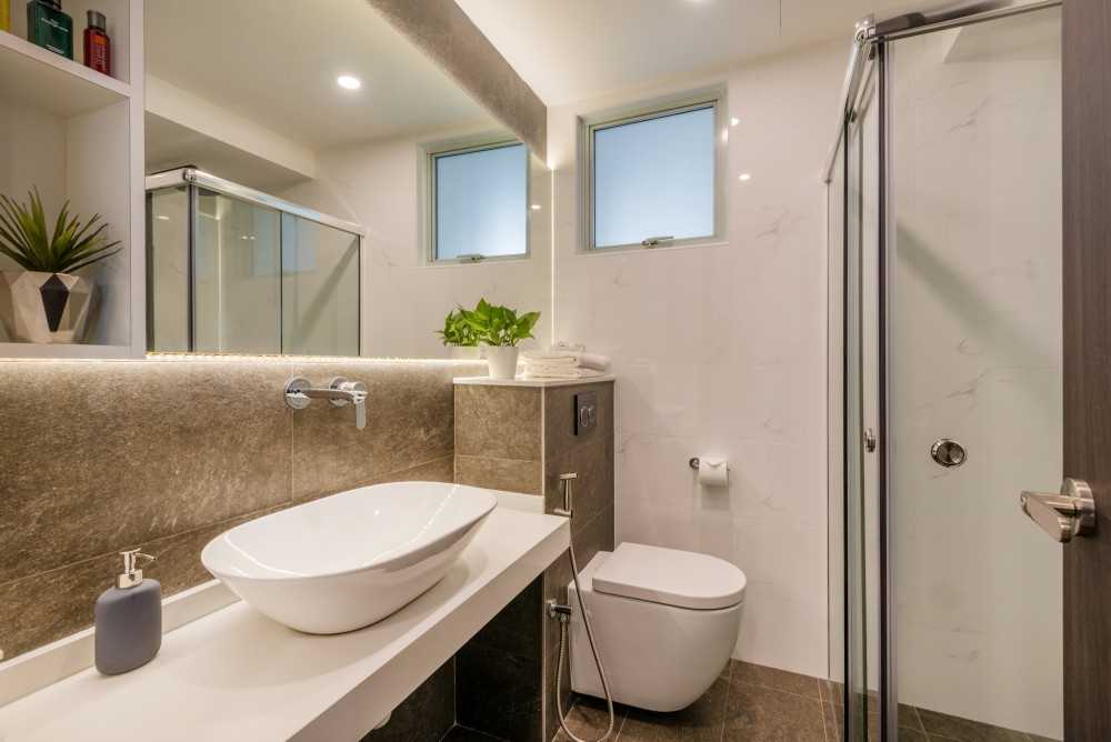 Eclectic Bathroom with Homogeneous Tiles and Mirror