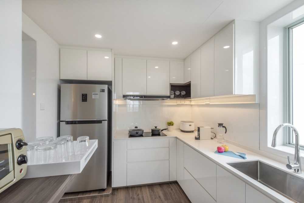 Eclectic Kitchen with Homogeneous Tiles and Breakfast Counter