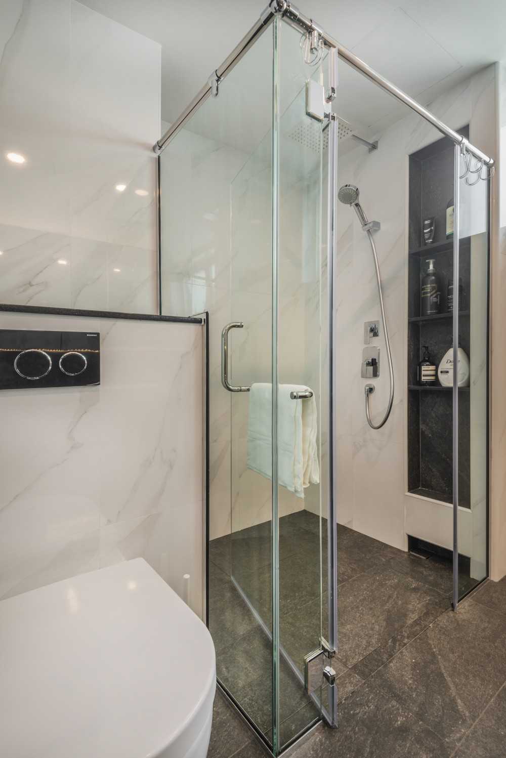 Eclectic Bathroom with Homogeneous Tiles and Mirror