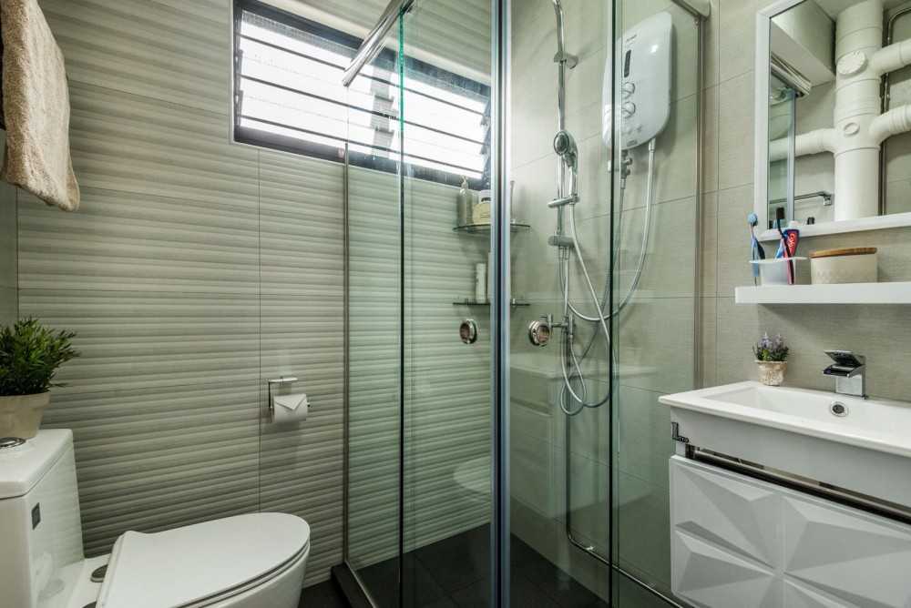 Minimalist Bathroom with Homogeneous Tiles and Mirror