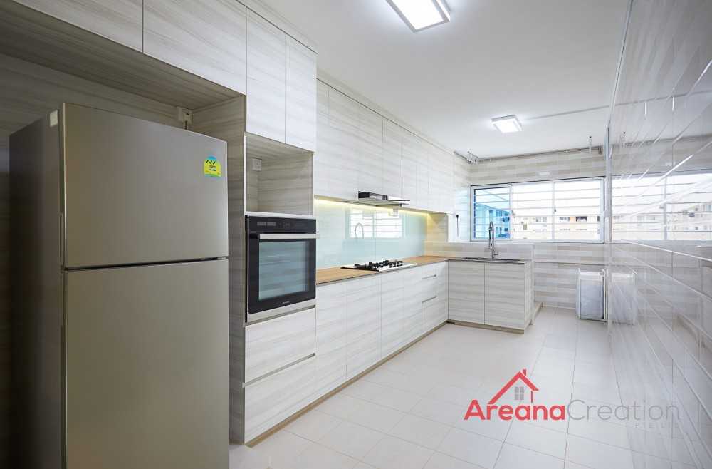 Contemporary Kitchen with Open Kitchen and Kitchen Backsplash