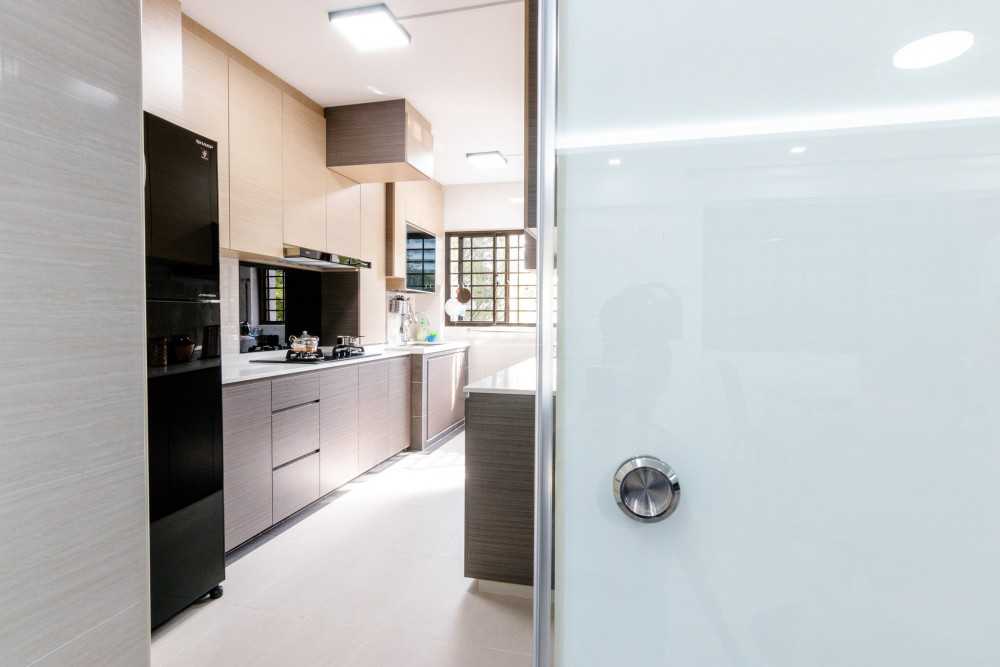 Modern Kitchen with Homogeneous Tiles and Kitchen Window