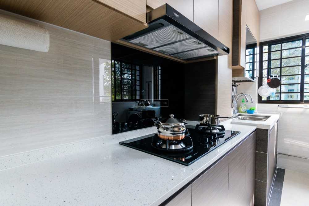 Modern Kitchen with Homogeneous Tiles and Kitchen Backsplash